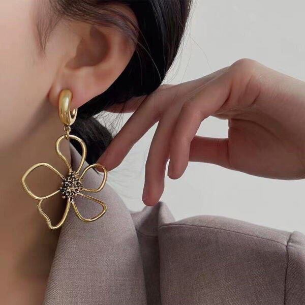 Retro Easy Matching Hollow Flower Earrings - Image 3